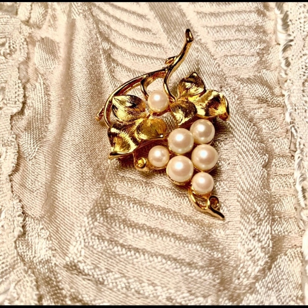 VINTAGE LISNER Pearl Grape Cluster Brooch Pin